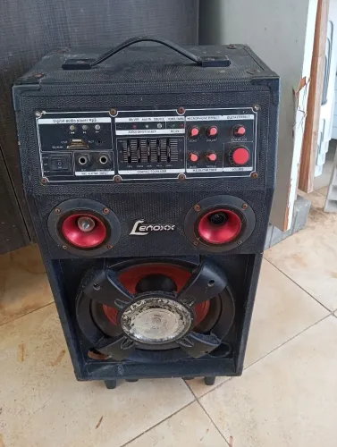 Vendo uma caixa de som