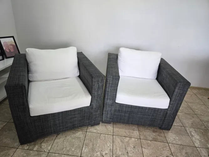Poltronas com estofado branco.