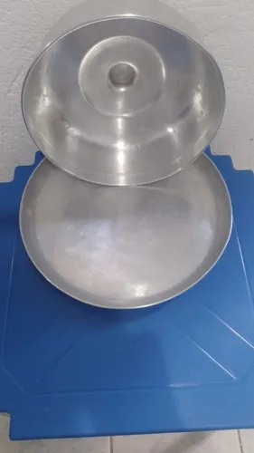 Porta bolo de alumínio semi nova em perfeito estado 