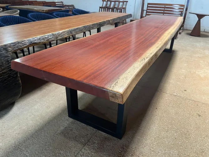Mesa de prancha em jatobá com pés pintados de preto 