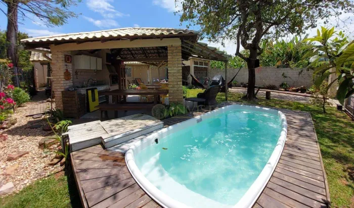 Casa com piscina e churrasqueira à venda na Praia da Daniela, em Florianópolis.