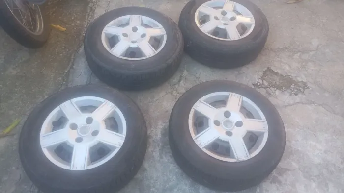 Vendes jogo de pneus aro 14 com rodas e calotas