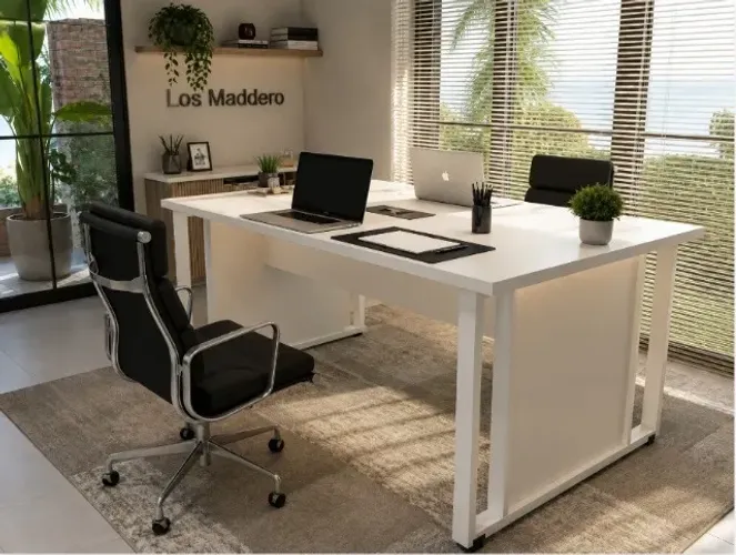 Mesa de Reunião Delluxe. Em Madeira Maciça com Cx de Tomadas: L150cm x P80cm x A74cm