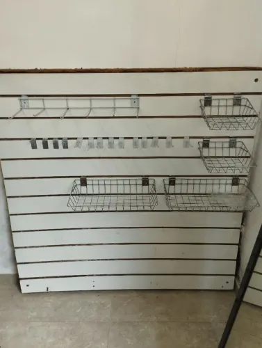 Painel com 10 suporte maiores, 40 suporte menores, 2 cestos grande, 2 menores um suporte 