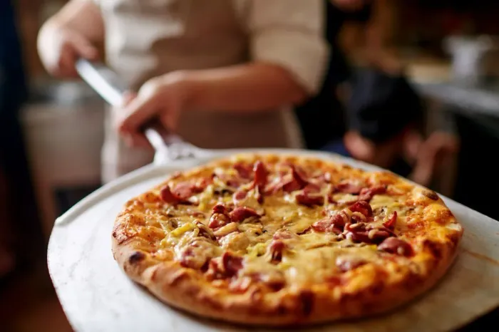Pizzaria no Tatuapé contrata garçom salário +comissão +plano de saúde +condução