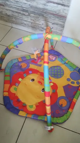  tapete de atividades para bebês da marca Bright Starts.