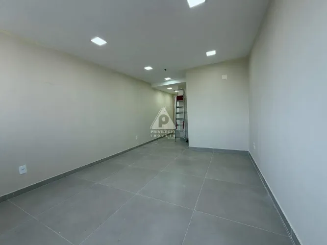 Oportunidade na Tijuca: Sala Comercial ao Lado do Metrô Afonso Pena com Garagem
