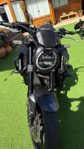 Vendo Honda CB650r nova com vários acessórios