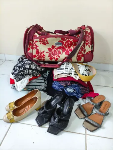 Lote de roupas feminina Tam M Sapatos 36 e bolsa Mala Barbie 30 peças