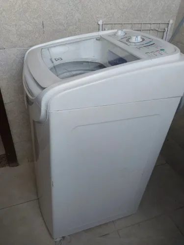 Vendo máquina de lavar roupas Eletrolux com defeito por 350 reais.