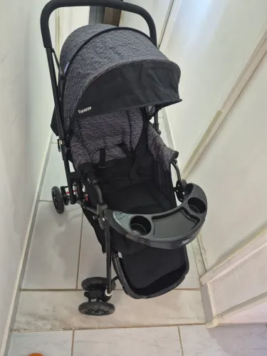 Carrinho de bebê completo vai com bebê conforto.
