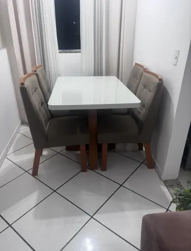 Mesa tampo de vidro com quatro cadeiras 