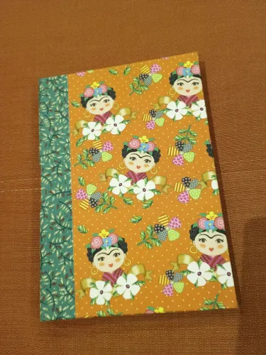 Caderno artesanal Frida Kahlo e Alice no País das Maravilhas