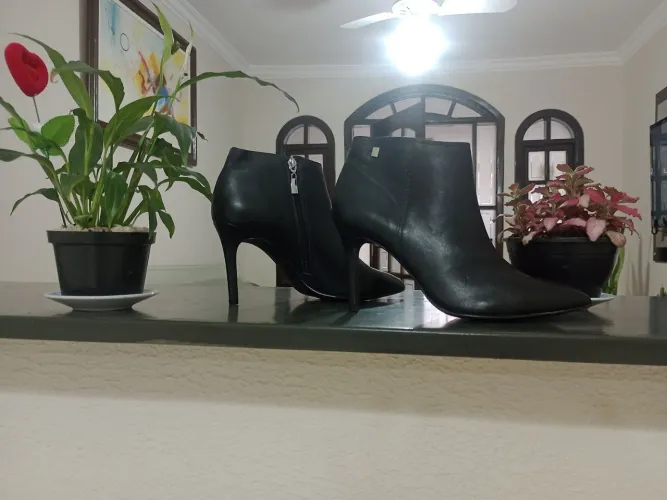 Bota cano curto de couro 