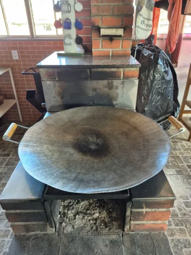 Disco de arado e fogão a lenha e carvão