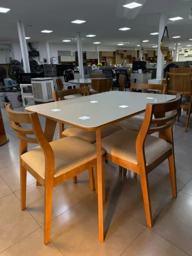Mesa retangular em madeira maciça