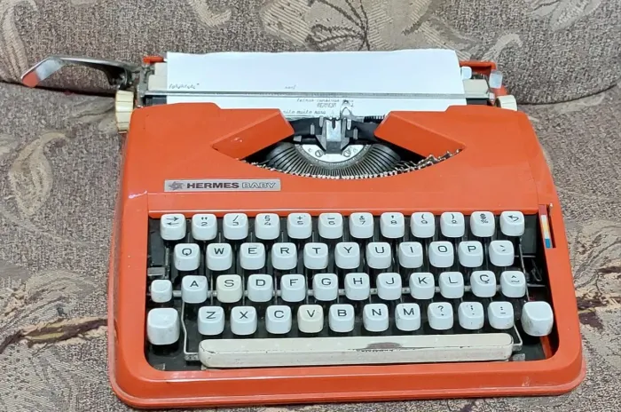 Máquina de Escrever Hermes Baby Letras Cursiva cor Laranja Rara -Olivetti Lettera-Royal-