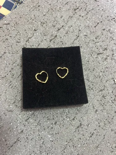 Brinco em ouro 18k formato coração torcido