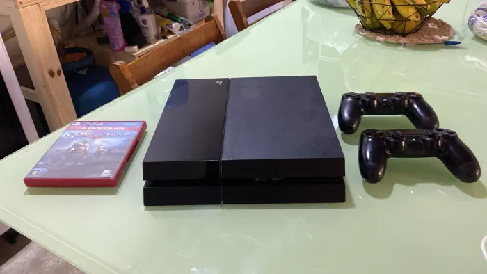 VENDO PS4 FAT COMPLETO - 2 CONTROLES + GOD OF WAR ?