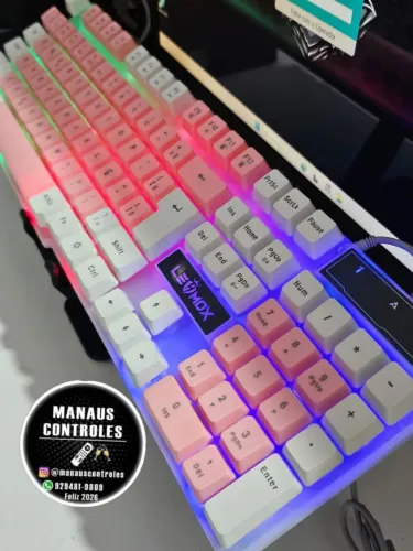 Teclado gamer branco com rosa