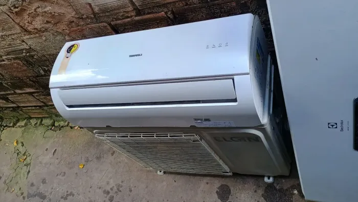 Ar condicionado split Springer Midea de 9 mil BTUs serpentina cobre com controle
