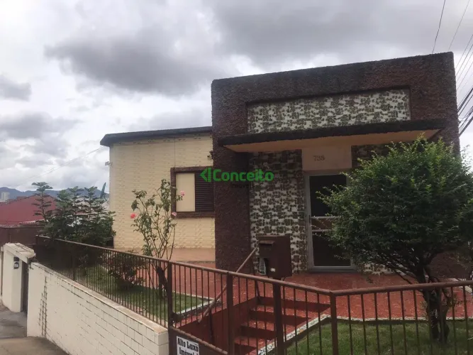 Casa Principal + Casa Anexa com 5 Quartos no Total e Garagem para 6 Carros