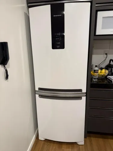 Vendo geladeira praticamente nova, motivo mudança