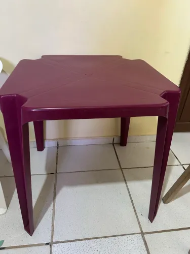 Vendo Mesa + Duas cadeiras de plástico