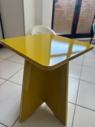 Mesinha de centro, apenas com algumas avarias.