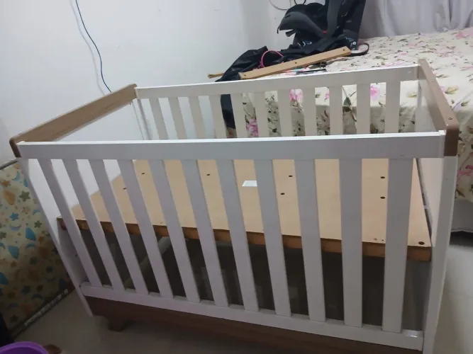 Berço infantil branco de madeira