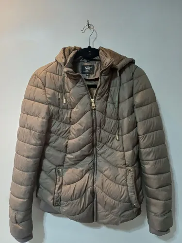 Jaqueta puffer feminina verde militar , semi-nova, com touca removível.
