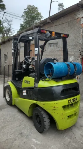 Empilhadeira Clark c25
