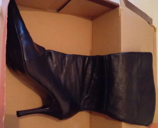 Bota de couro preta, cano médio 