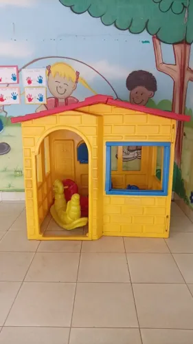 Casinha infantil + cavalinho de balanco: ótimo estado! Ideal para crianças.
