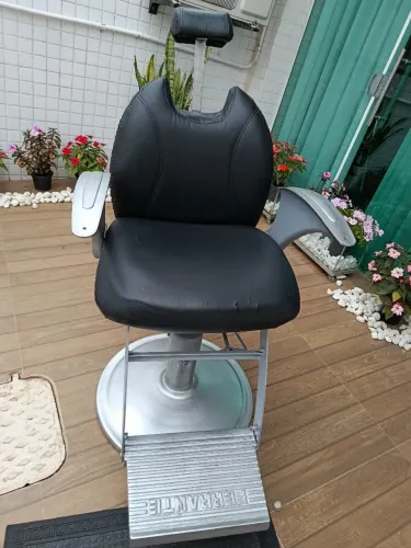 "Abaixou" Tradicional cadeira Ferrante de Estética e barbeiro
