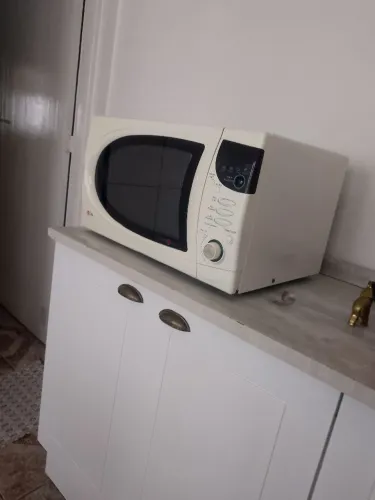 VENDO OU TROCO MICRO _ONDAS LG 31 LITROS / COM GRILL / 220 VATS /POR UM MENOR DE 18 A 23 L