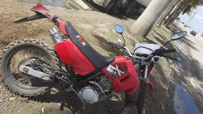 XR200 emplacada recibo na mão em dias