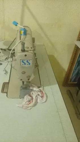 Máquina de costura reta industrial