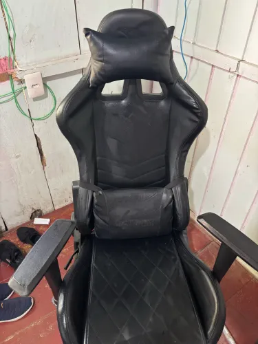 Vende-se cadeira gamer em ótimo estado por 350