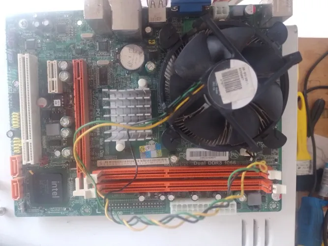 Vendo uma placa de computador funcionando e um monitor da Samsung