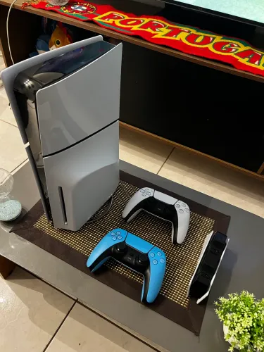 PS5 Slim 1Tb, 2 controles, mídia física e digital.