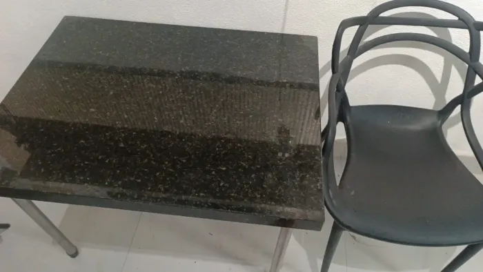 Mesa de mármore + 5 cadeiras 