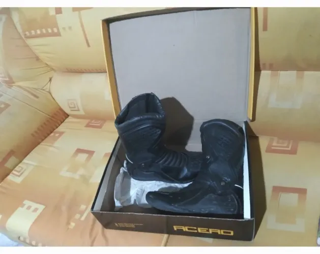 Vendo BOTA MOTOCICLISTA ACERO SPEED. USADA 3 vezes. Número 39.