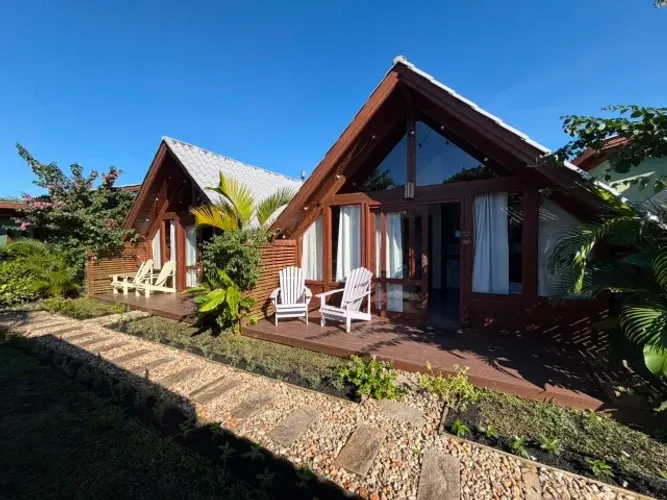 Pousada completa e charmosa na Praia do Rosa com 4 cabanas e uma casa principal 