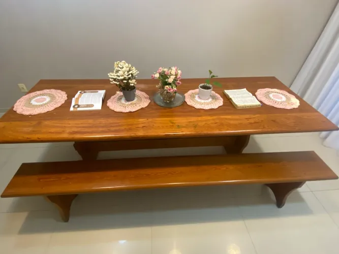 Mesa madeira de lei