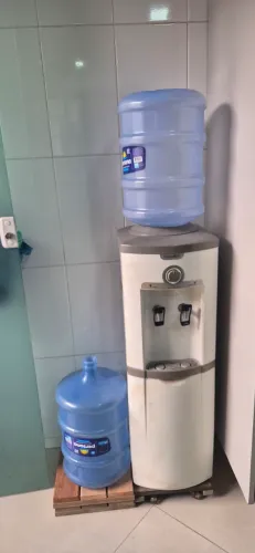 BEBEDOURO ESMALTEC COM 02 GALÕES  DE ÁGUA 