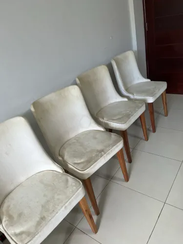 Cadeiras em madeira pra reformar