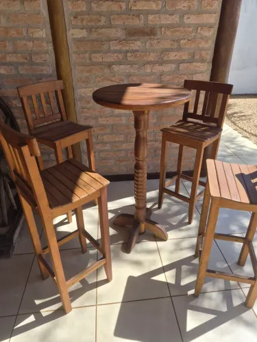 Bistro mais 4 banquetas em peroba rosa
