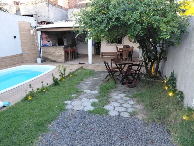 ALUGO esta casa com piscina e perto da praia