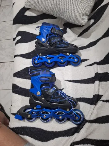 par de patins in-line da marca Polibrinq